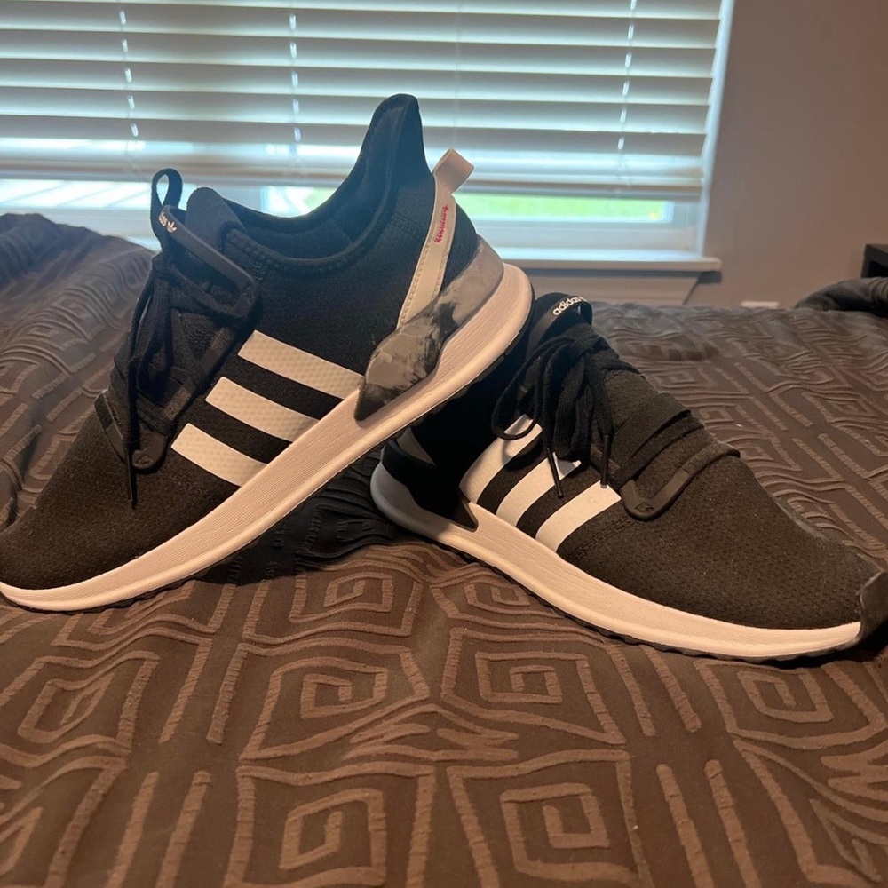 MENS ADIDAS U PATH RUN CORE SNEAKERS ✨